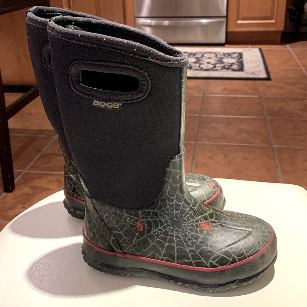 Bogs spider boots. Child size 13. Great shape with lots of tread left.